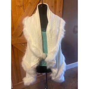NWT Women'  Cream Faux Fur Wrap Shaw